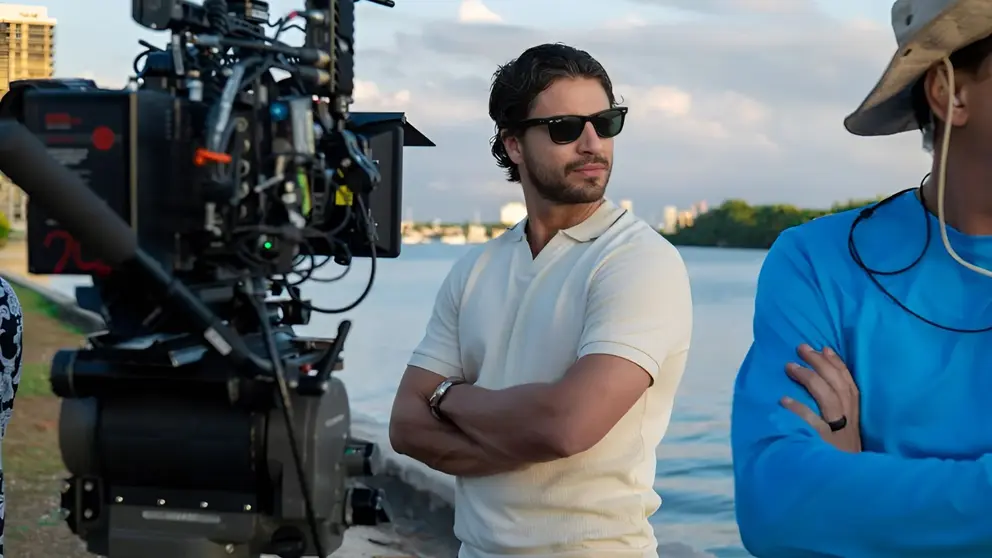 Maxi Iglesias durante un rodaje