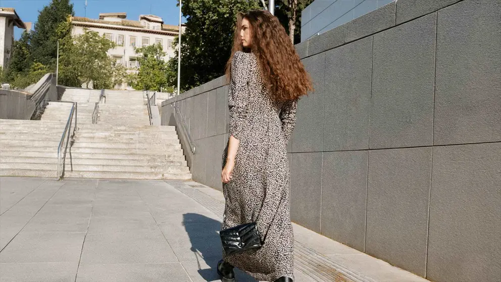 Vestido estampado frunce de la firma Sfera