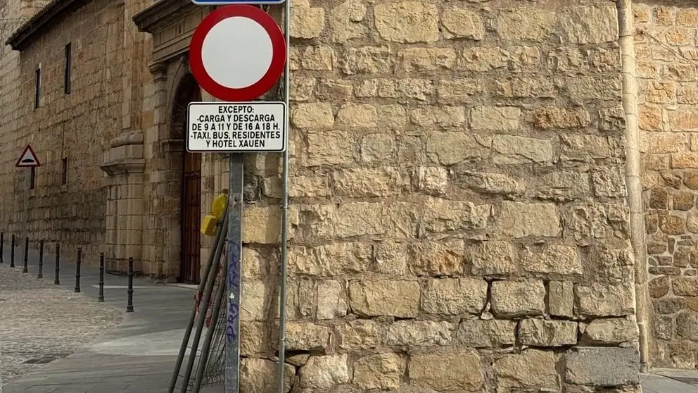 La calle Puerta del &Aacute;ngel, con el convento de Las Bernardas a la derecha