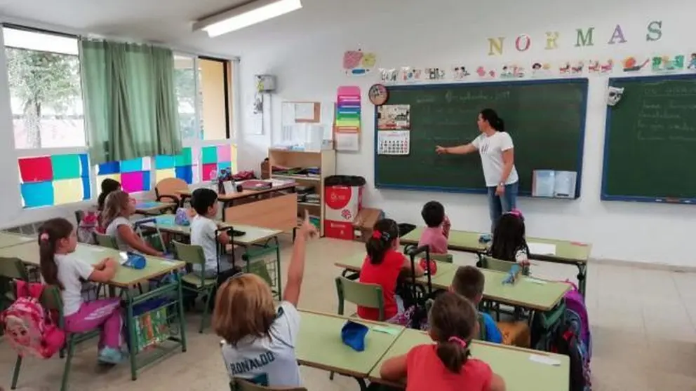 Una profesora dando clases en un colegio de Andaluc&iacute;a (1)