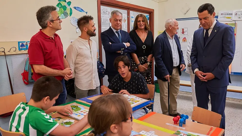 Juanma Moreno, junto a escolares en su primer d&iacute;a de curso | Salvador L&oacute;pez Medina