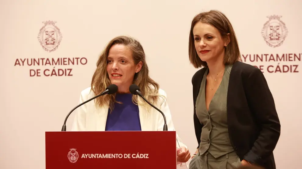 Beatriz Gandullo, a la derecha de la imagen, ha hecho un primer balance del verano tur&iacute;stico en C&aacute;diz | Cristo Garc&iacute;a
