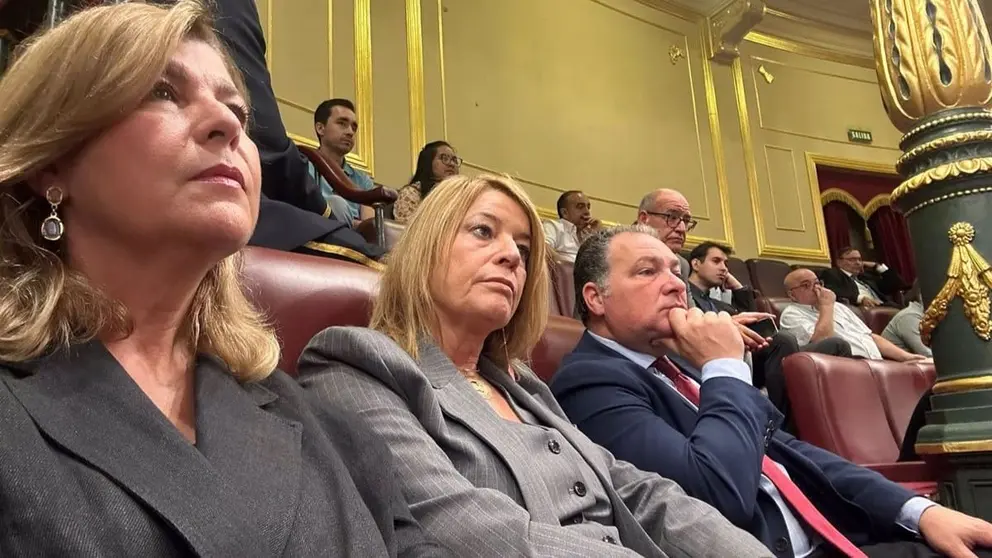 Pilar Miranda, en el centro de la imagen, ha asistido a la sesi&oacute;n de control al Gobierno