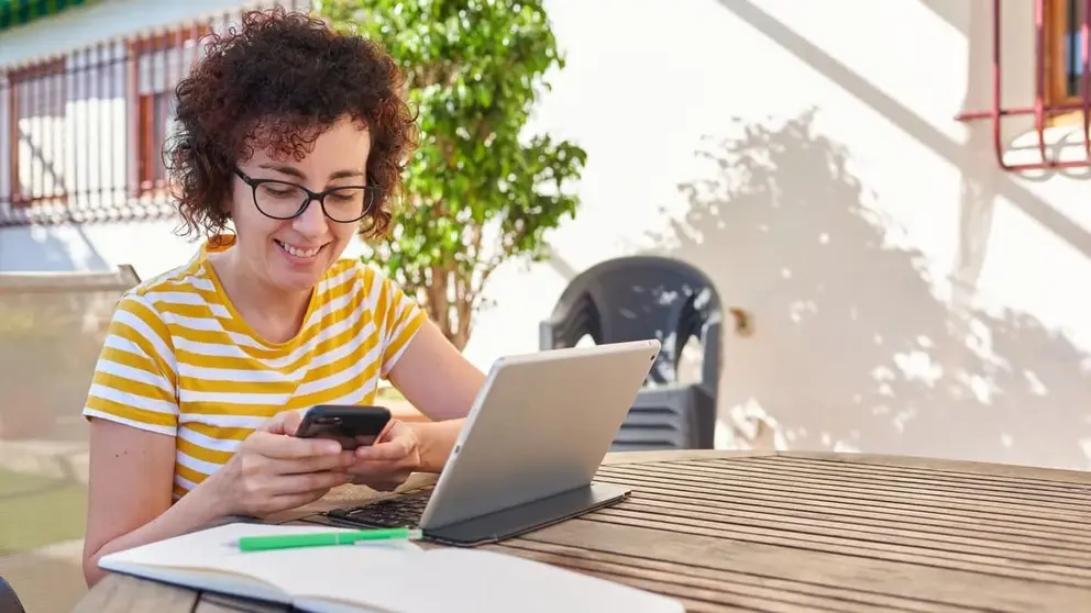 Una mujer teletrabajando en Andaluc&iacute;a
