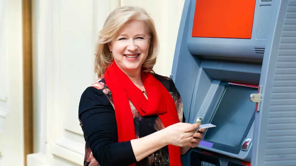 Una pensionista sacando dinero del banco