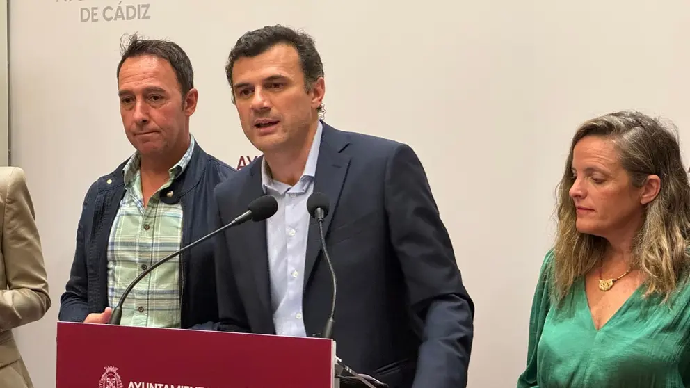 El alcalde de C&aacute;diz, Bruno Garc&iacute;a, ha abordado la construcci&oacute;n de viviendas en Puntales | Rafa Dom&iacute;nguez