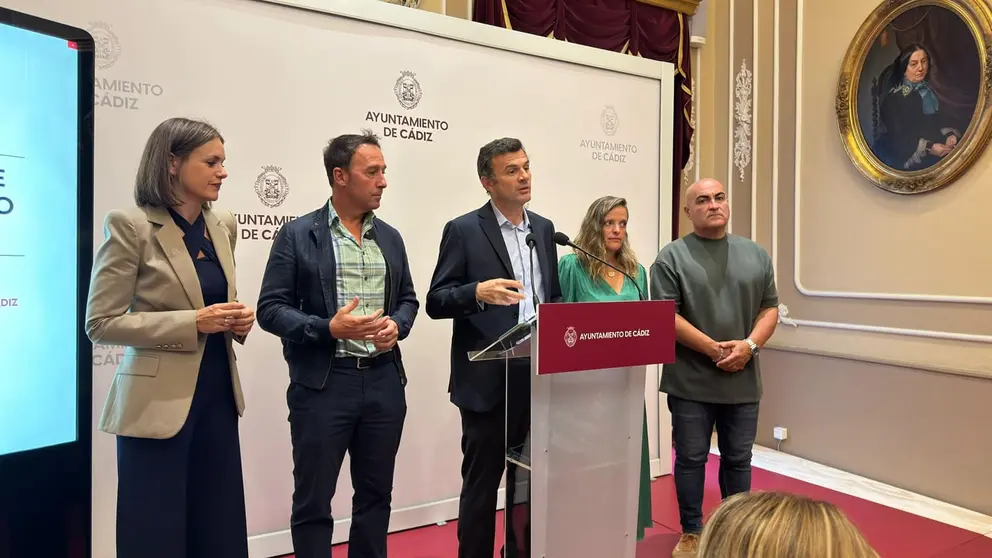 Ell alcalde de C&aacute;diz, Bruno Garc&iacute;a, junto a parte de su Equipo de Gobierno | Rafa Dom&iacute;nguez