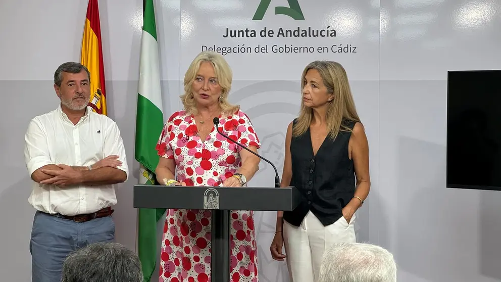 Mercedes Colombo, en el centro de la imagen, junto a Alfonso Cand&oacute;n y Bego&ntilde;a Corrales | Rafa Dom&iacute;nguez
