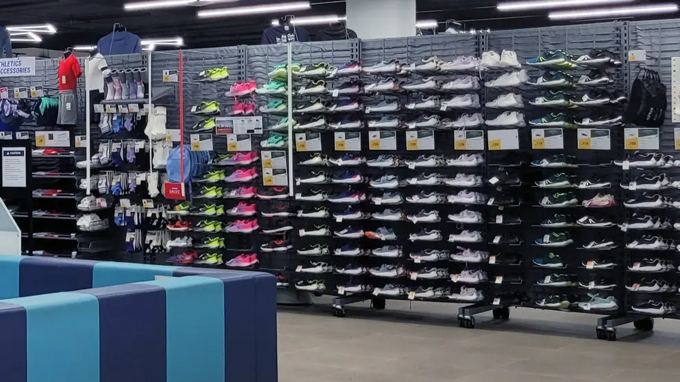 Zapatillas de firmas blancas, as&iacute; como Adidas, Nike y Puma