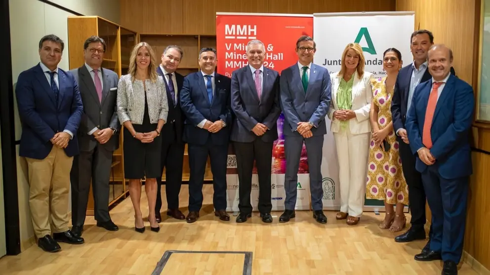 La alcaldesa de Huelva, Pilar Miranda, junto al consejero de Industria de la Junta de Andaluc&iacute;a, Jorge Paradela