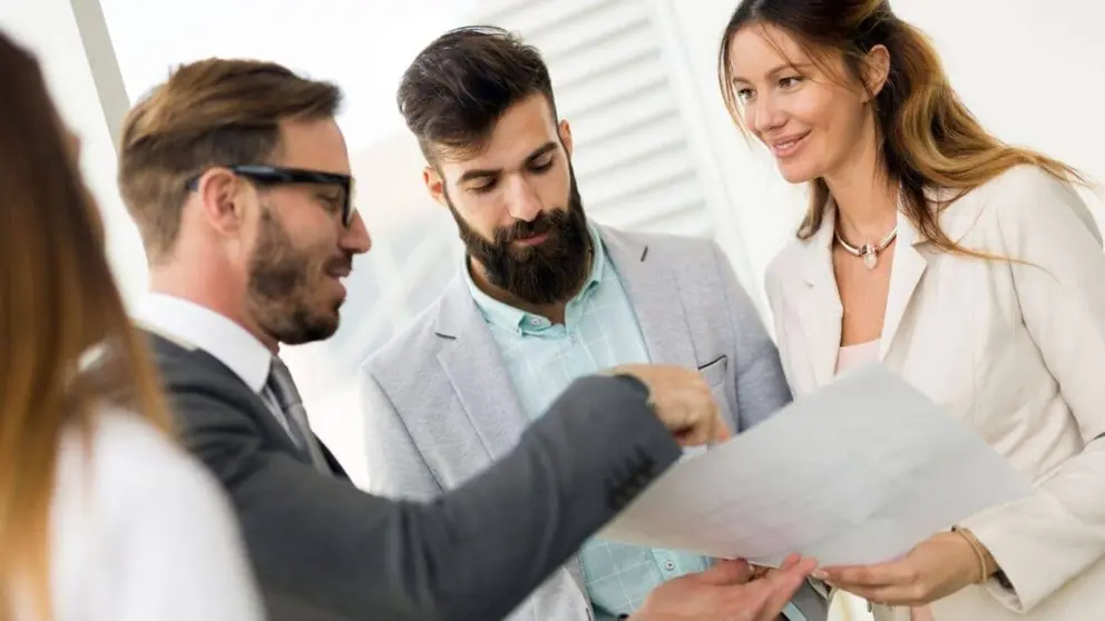 Hombres y mujeres trabajando juntos en una oficina