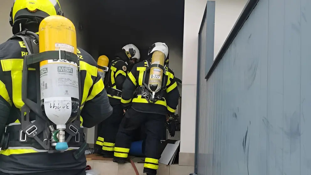 Bomberos durante una actuaci&oacute;n en una foto de archivo