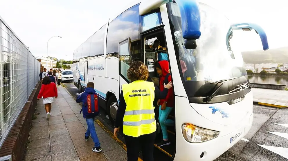 Ni&ntilde;os bajan de un autob&uacute;s para acudir a la escuela