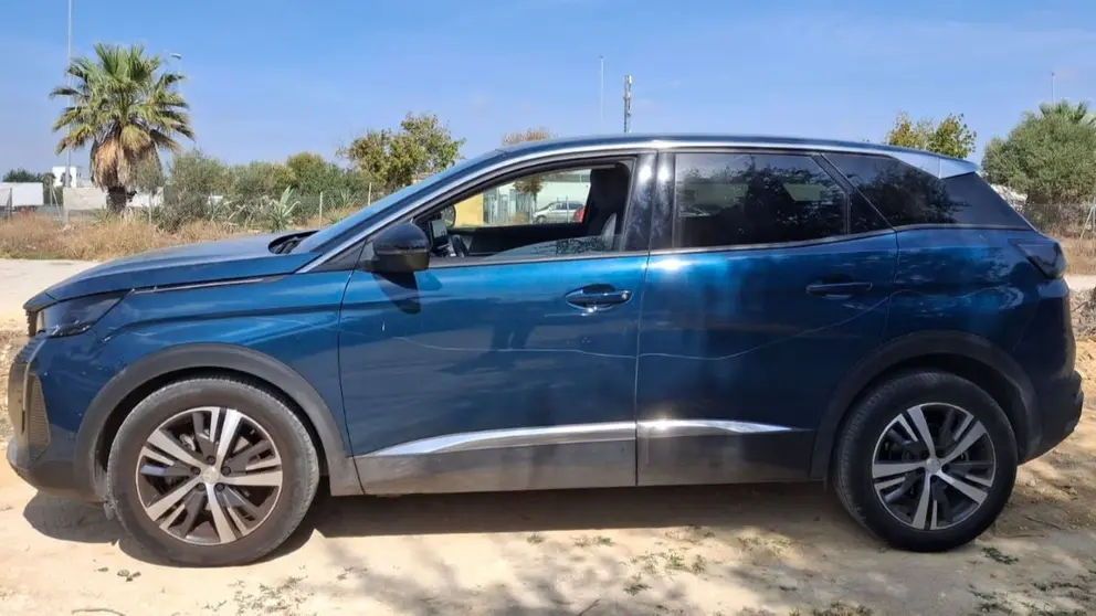 El coche presenta ralladuras por todas sus caras