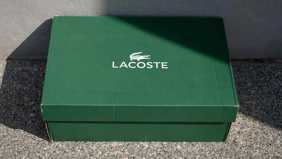 Caja de zapatillas de Lacoste