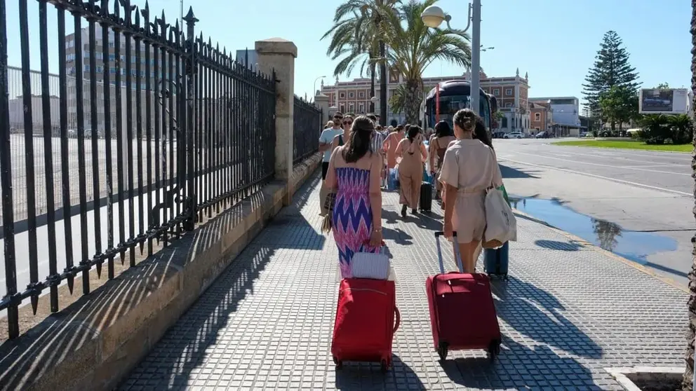 Turistas llegando a C&aacute;diz