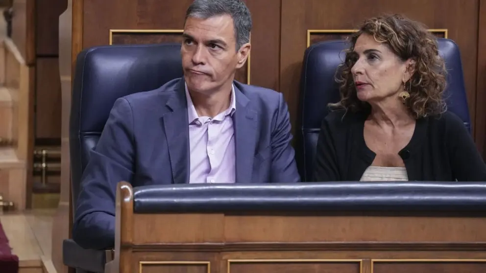 El presidente del Gobierno, Pedro S&aacute;nchez, junto a la vicepresidenta Mar&iacute;a Jes&uacute;s Montero