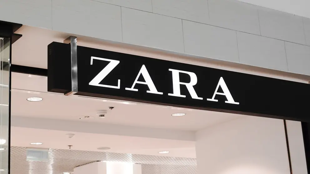 Luminoso de tienda ZARA en centro comercial