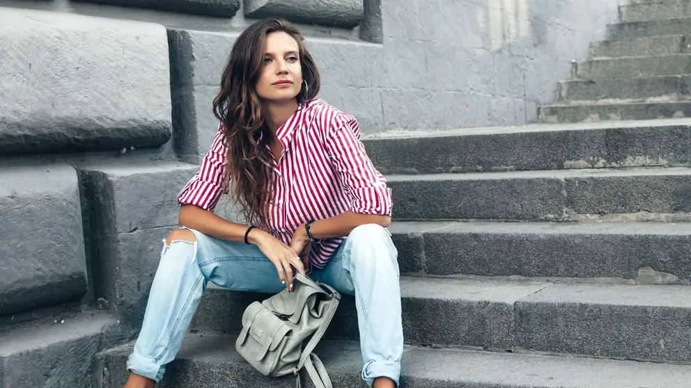 Las sandalias de tac&oacute;n y cu&ntilde;as de la firma H&M que llevar&aacute;n las bajitas con vaqueros, vestidos y faldas