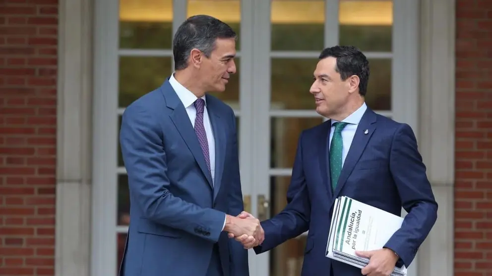 Pedro S&aacute;nchez y Juanma Moreno se saludan antes de la reuni&oacute;n celebrada en Moncloa