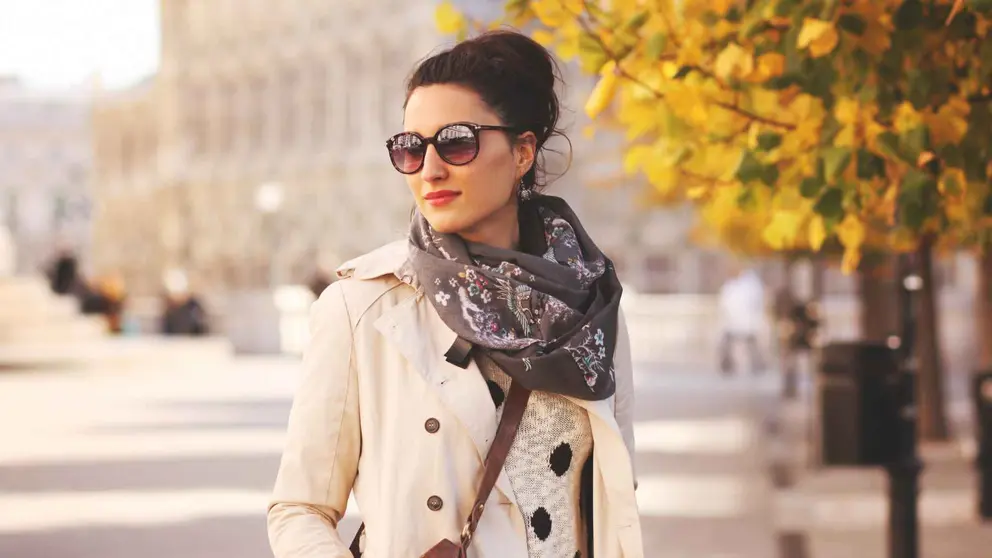 Una mujer luce la moda de temporada de Sfera