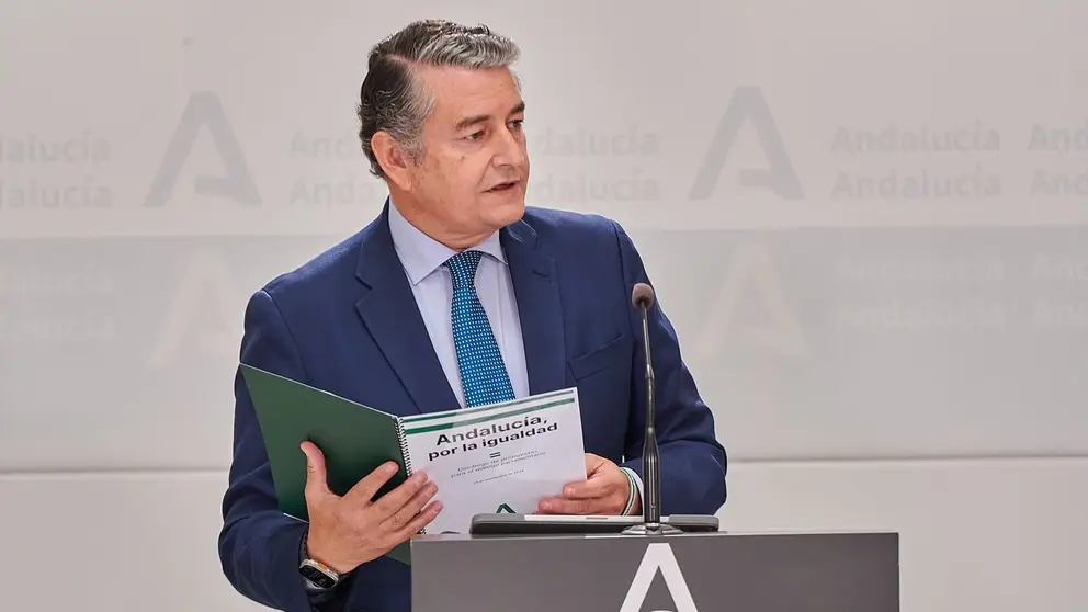 Antonio Sanz con el documento de propuestas presentado por Juanma Moreno en Moncloa | Salvador L&oacute;pez Medina