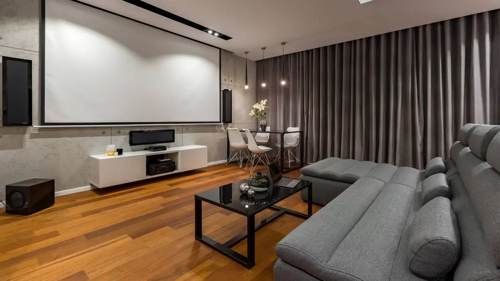 Sala de cine en casa por proyector