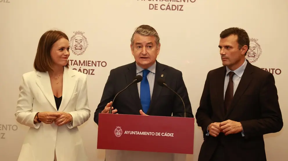 El consejero Antonio Sanz, durante su visita al Ayuntamiento de C&aacute;diz | Cristo Garc&iacute;a