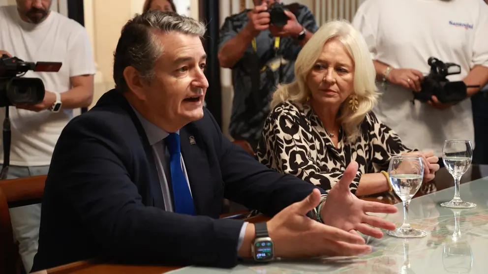 Antonio Sanz, junto a la delegada del Gobierno Andaluz en C&aacute;diz Mercedes Colombo | Cristo Garc&iacute;a