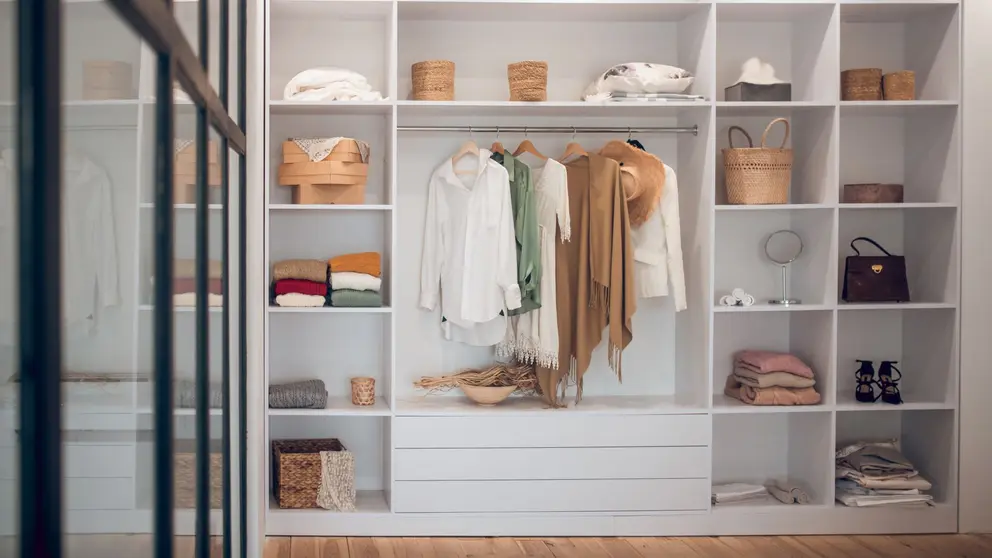 Vestidor de vivienda ordenado