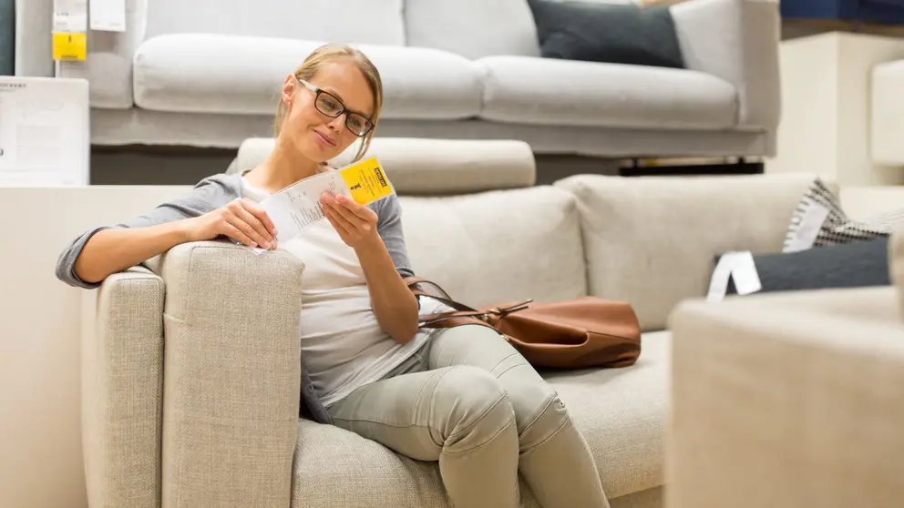 Clienta de IKEA en la secci&ntilde;on de sof&aacute;s