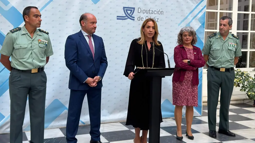 La presidenta de la Diputaci&oacute;n, Almudena Mart&iacute;nez, y el coronel jefe de la Comandancia de la Guardia Civil en C&aacute;diz, Luis Mart&iacute;n Velasco en la rueda de prensa | Rafa Dom&iacute;nguez
