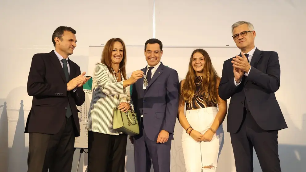 Juanma Moreno preside la entrega de las llaves de las nuevas viviendas en C&aacute;diz | Cristo Garc&iacute;a