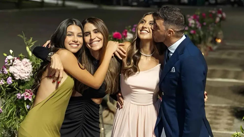Joaqu&iacute;n S&aacute;nchez y Susana Saborido junto a sus hijas Daniela y Salma | IG
