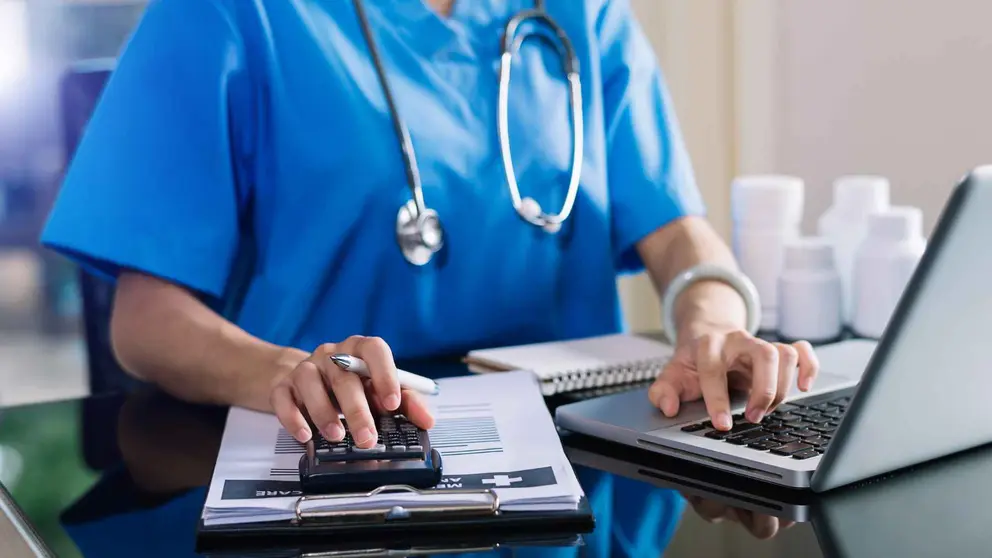 Una sanitaria en una foto de archivo