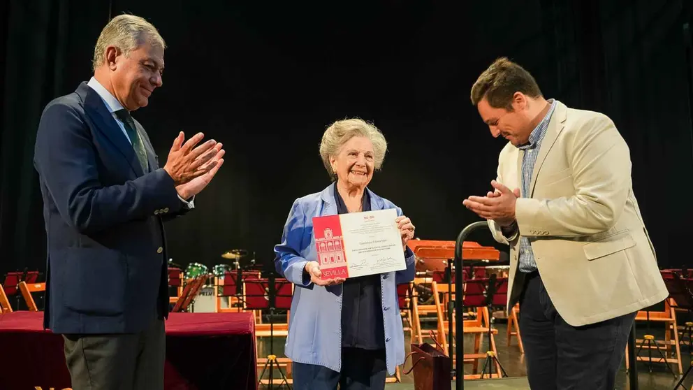Jos&eacute; Luis Sanz junto a Guadalupe Fi&ntilde;ana, una de las mujeres homenajeadas por el D&iacute;a Internacional de las Personas Mayores | Ayuntamiento de Sevilla
