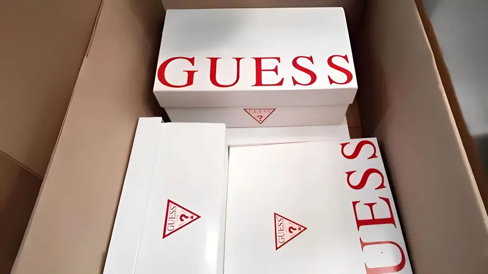 Caja de calzado de GUESS