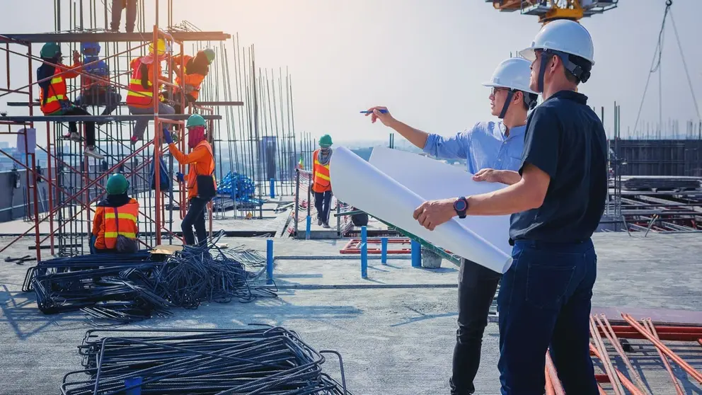 Personas trabajando en la construcci&oacute;n en Andaluc&iacute;a