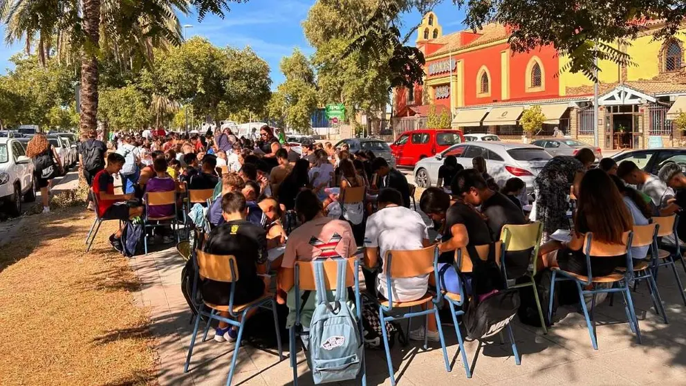 Alumnos del IES Lola Flores dando clase en la calle | Izquierda Unida - La Confluencia