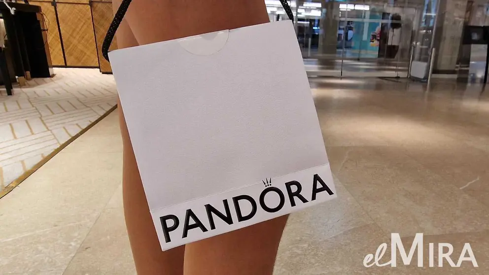 Clienta con Bolsa de Pandora