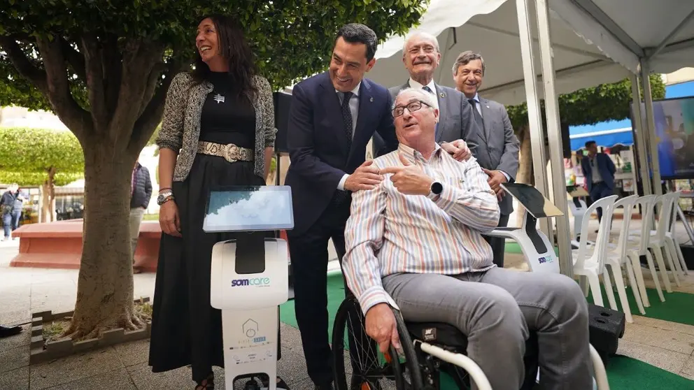 Juanma Moreno con F&eacute;lix, la primera persona en Espa&ntilde;a con vivienda domotizada y robotizada