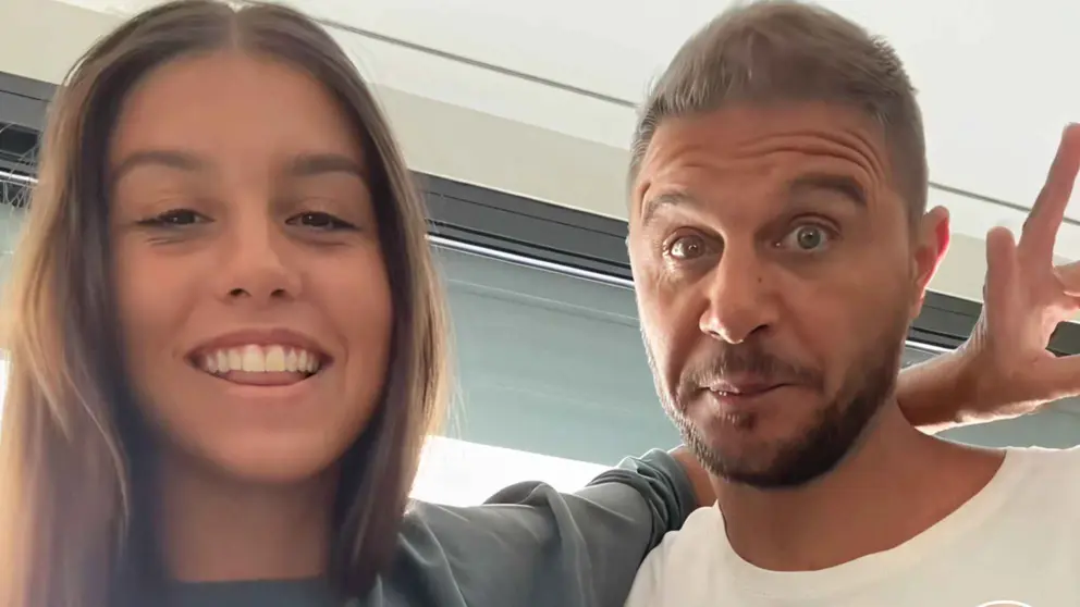 Joaqu&iacute;n cocinando una tarta con su hija Salma | @salma.sancheez