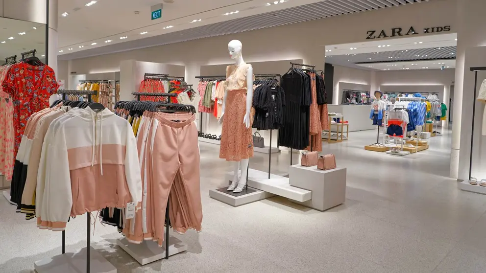 Secci&oacute;n de moda mujer en tienda ZARA