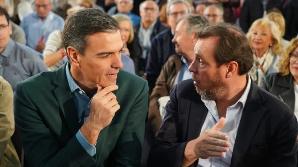 El presidente del Gobierno Pedro S&aacute;nchez, junto a &Oacute;scar Puente