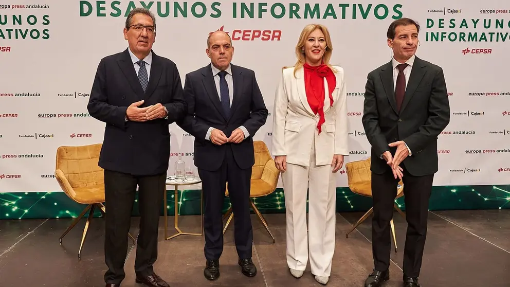 Carolina Espa&ntilde;a, consejera de Econom&iacute;a de la Junta de Andaluc&iacute;a, junto al presidente de ATA, Lorenzo Amor | Salvador L&oacute;pez Medina