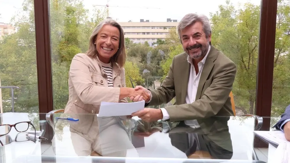 Isabel Alb&aacute;s y Miguel &Aacute;ngel Torrico, tras la firma del convenio