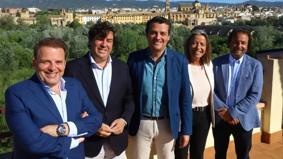 Jos&eacute; Mar&iacute;a Bellido, con parte de su Equipo de Gobierno