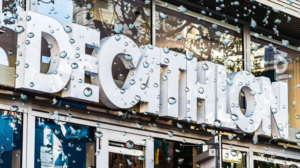 Tienda Decathlon en d&iacute;a de lluvia