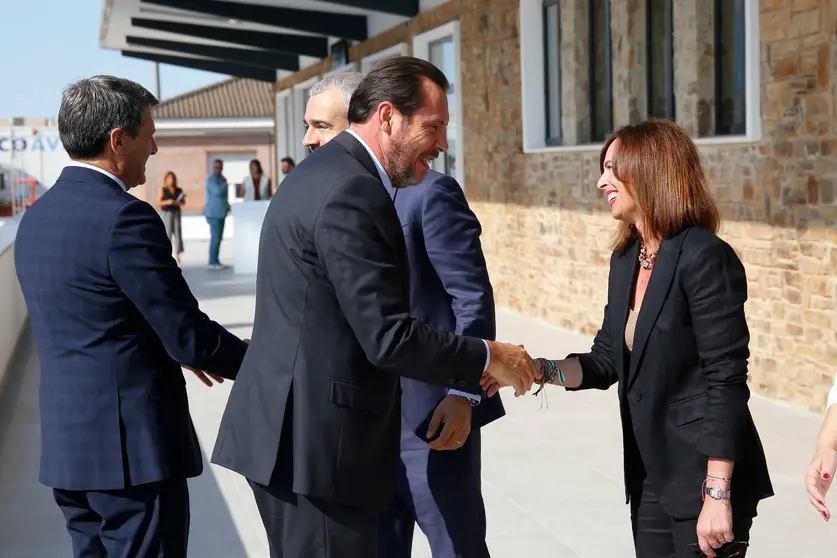 El ministro de Transportes y Movilidad Sostenible, &Oacute;scar Puente, ha presidido, el acto de puesta en servicio del edificio terminal del Aeropuerto de C&oacute;rdoba, que se produce tras la finalizaci&oacute;n de las obras de ampliaci&oacute;n de sus instalaciones. En el acto estuvo acompa&ntilde;ado por el presidente de Aena, Maurici Lucena y la consejera de Fomento de la Junta de Andaluc&iacute;a, Roc&iacute;o D&iacute;az.
