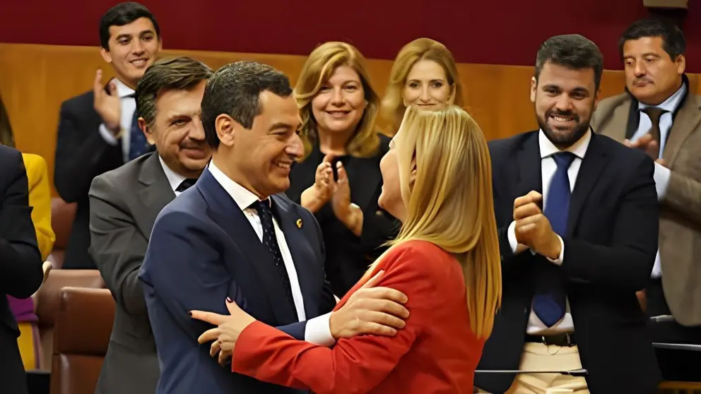 Juanma Moreno felicita a Carolina Espa&ntilde;a en el Parlamento de Andaluc&iacute;a